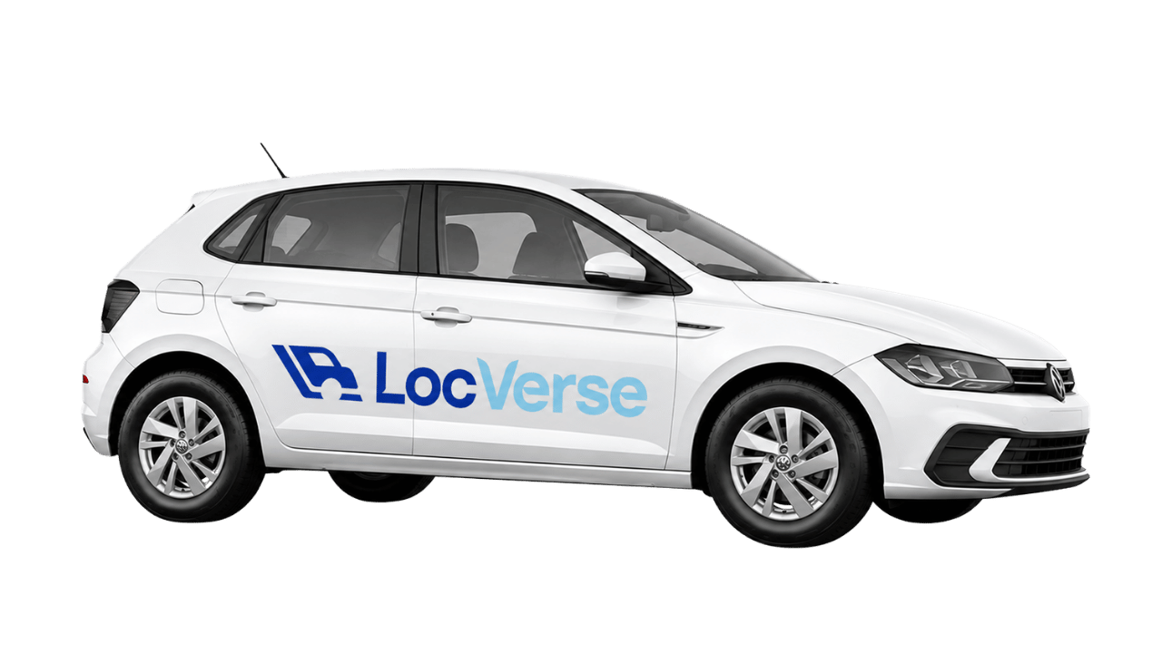 Carro leve branco com adesivo da Locverse.