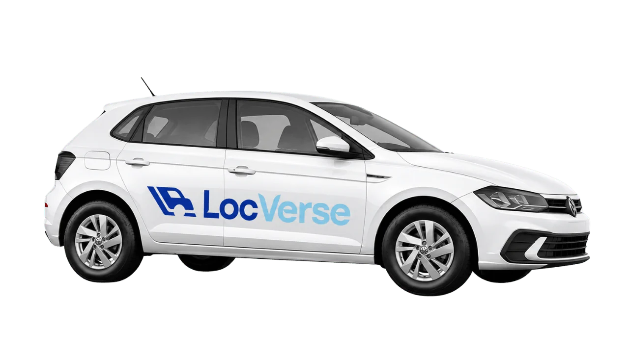 Carro leve branco com adesivo da Locverse.